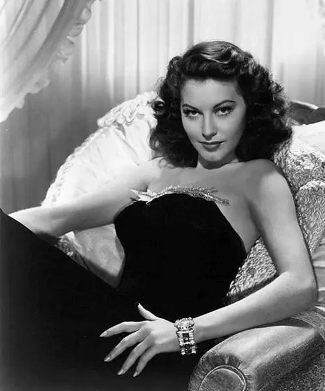 照片上这名德国美女叫玛尔维娜·格特勒,是二战时期著名的美女间谍