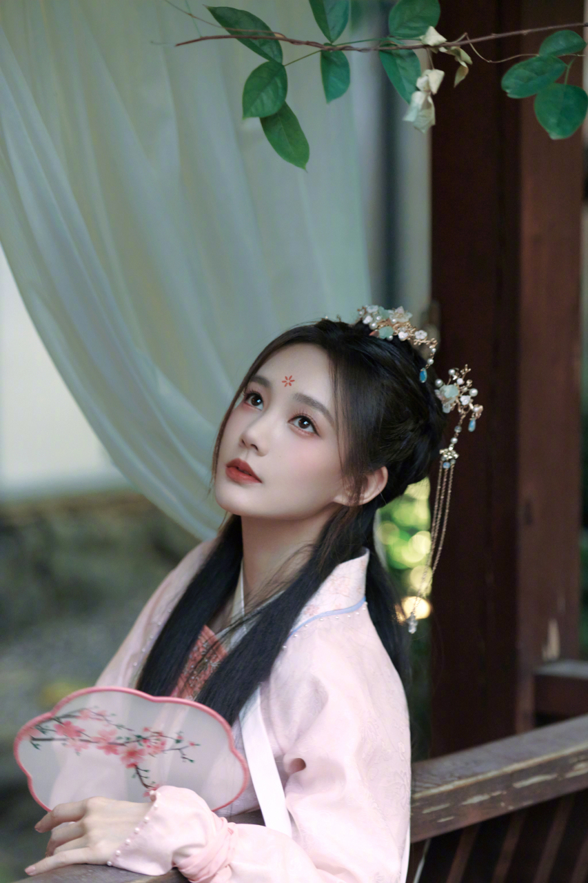 美人一笑为谁倾,美人一笑为谁倾#你心中的古装女神# #人间绝色# #一眼