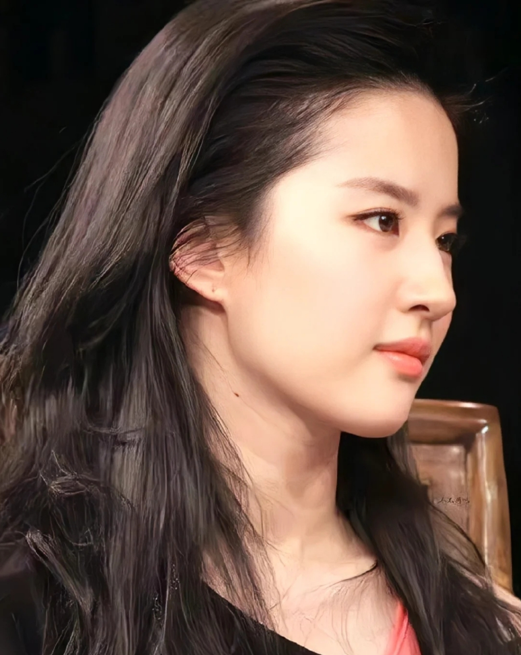 这绝美的侧颜,一眼便能沦陷其中,预约下辈子长刘亦菲这样吧.[可怜]