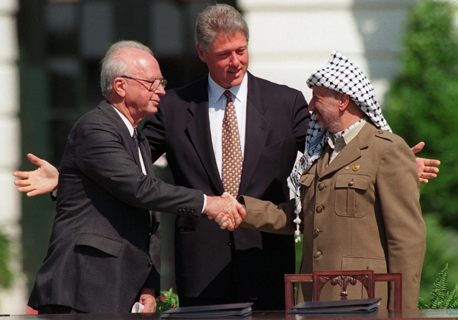 曾无限接近止戈息战的历史时刻,阿拉法特和拉宾握手言和.