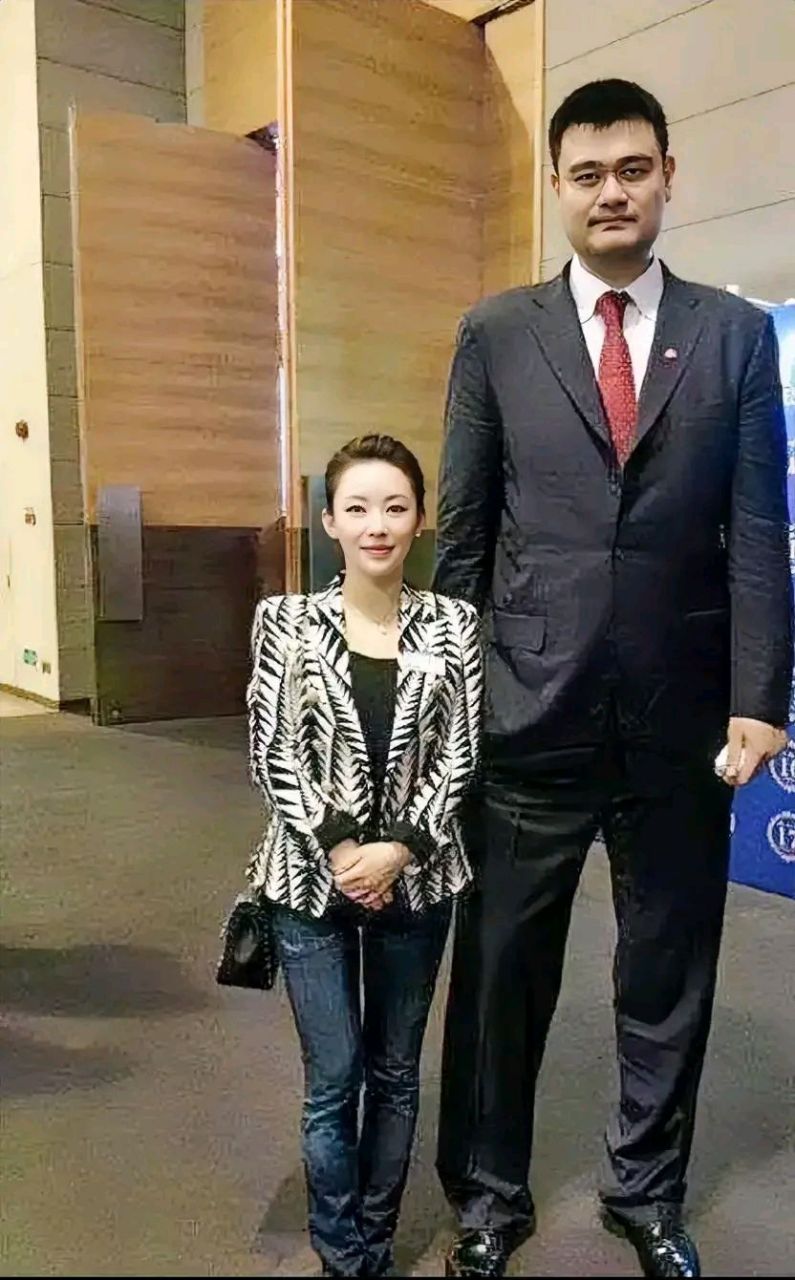 但是站在姚明身边,她只能站在姚明的胸前,突然她看起来就像一个天真