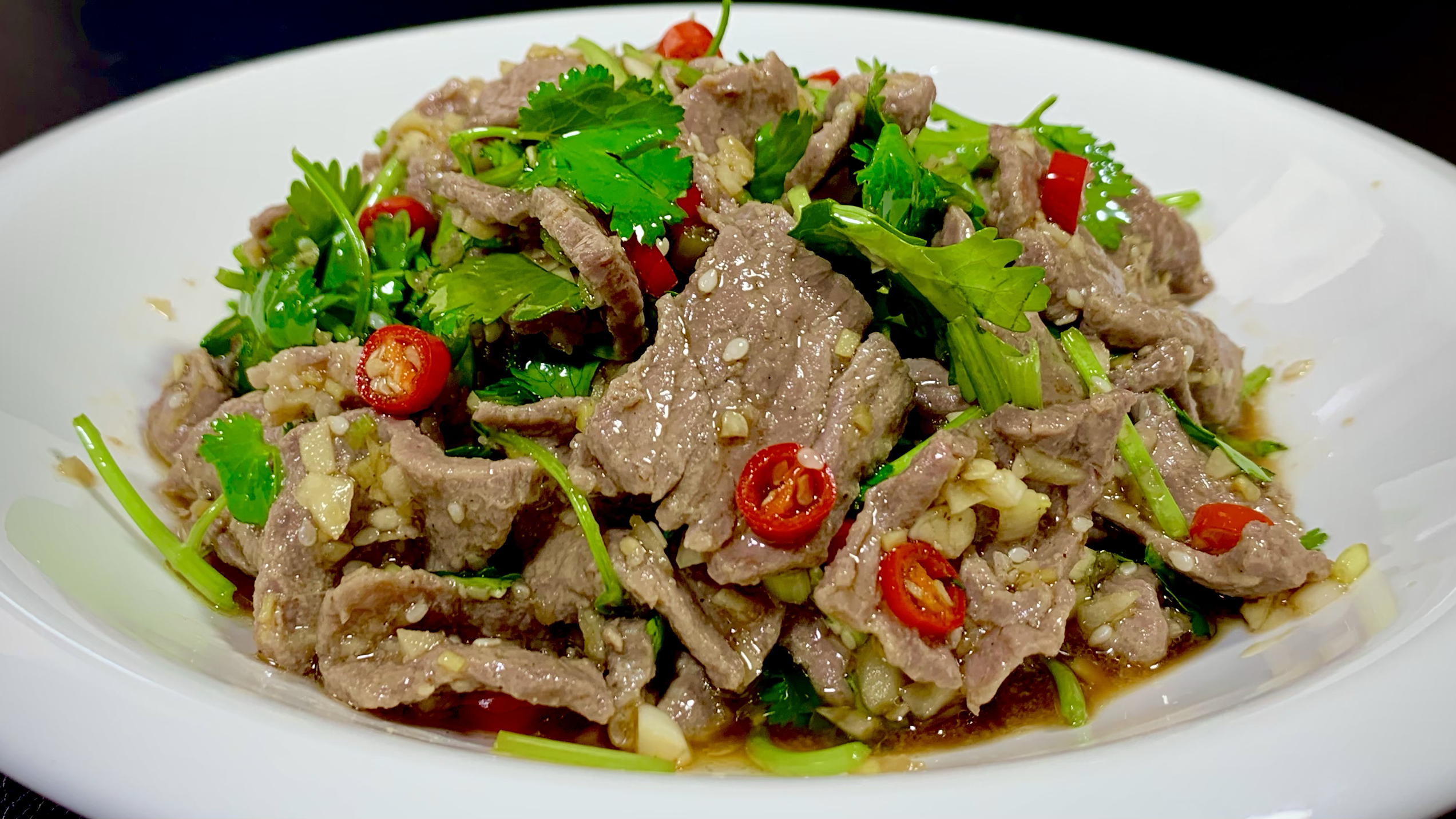 凉拌牛肉怎么腌制才嫩呢?教你一招,牛肉像豆腐鲜嫩,好吃不塞牙