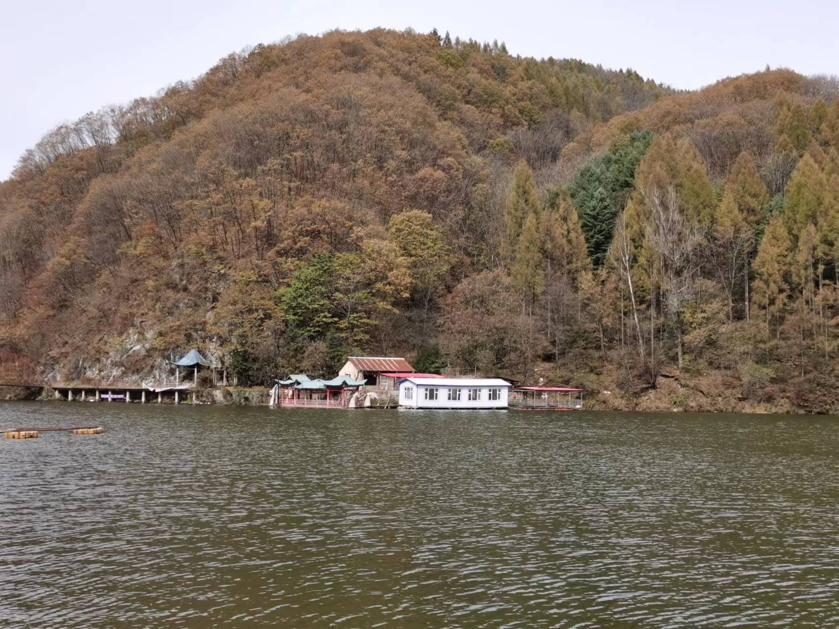 青山湖,位于吉林省白山市,离市区很近,我们去的时候已是深秋季节,湖光
