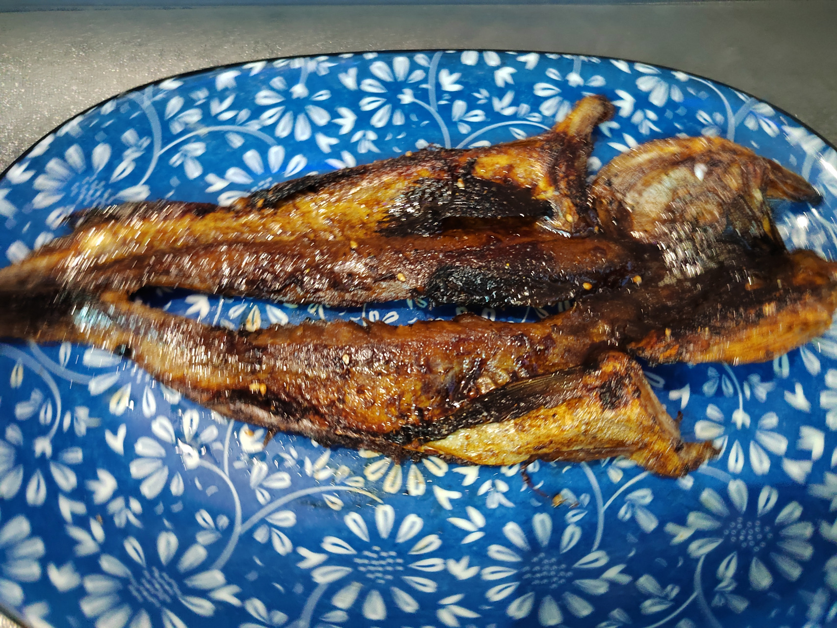 吉林延边的朋友送了4条干明太鱼,我凉拌,烤都吃过了.