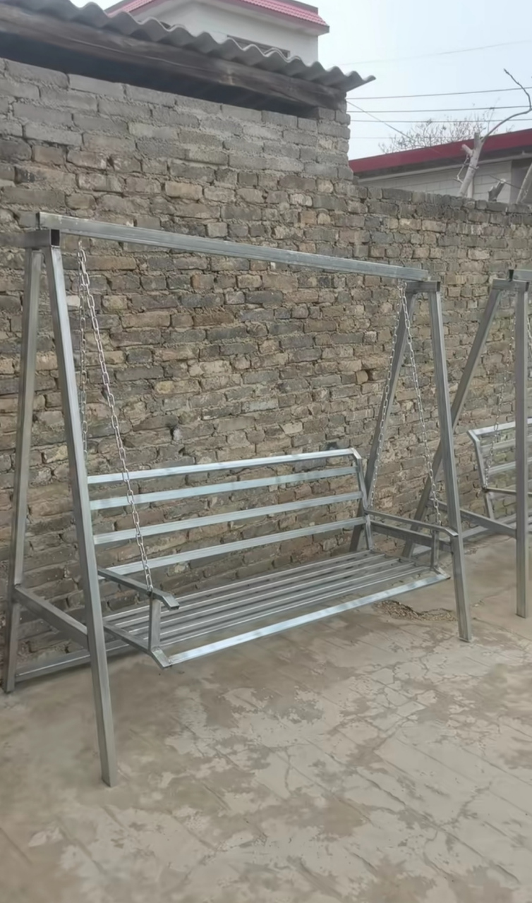 老乡焊了两个秋千,看着还真好,真想买他一个!