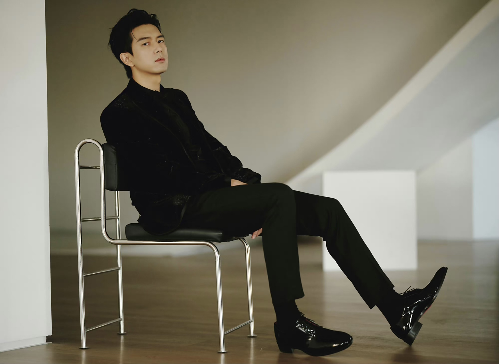 现哥脚上的这双皮鞋好看,也很亮,还是增高款.#时尚穿搭# #李现