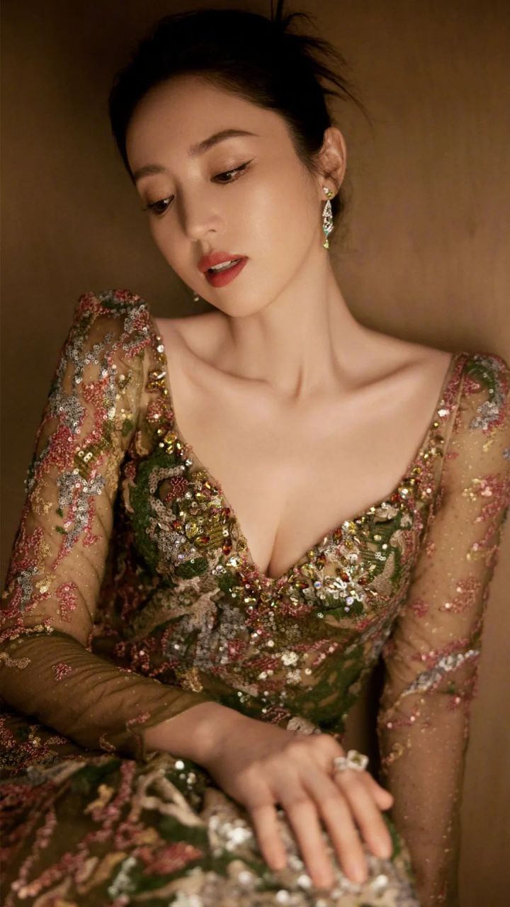 董璇一身v领连衣裙闪闪发亮.