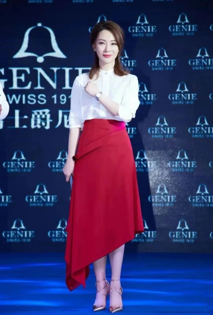 董卿和陈数不穿丝袜和短裙,用独特的穿搭,把女性的优雅展露无遗  董卿