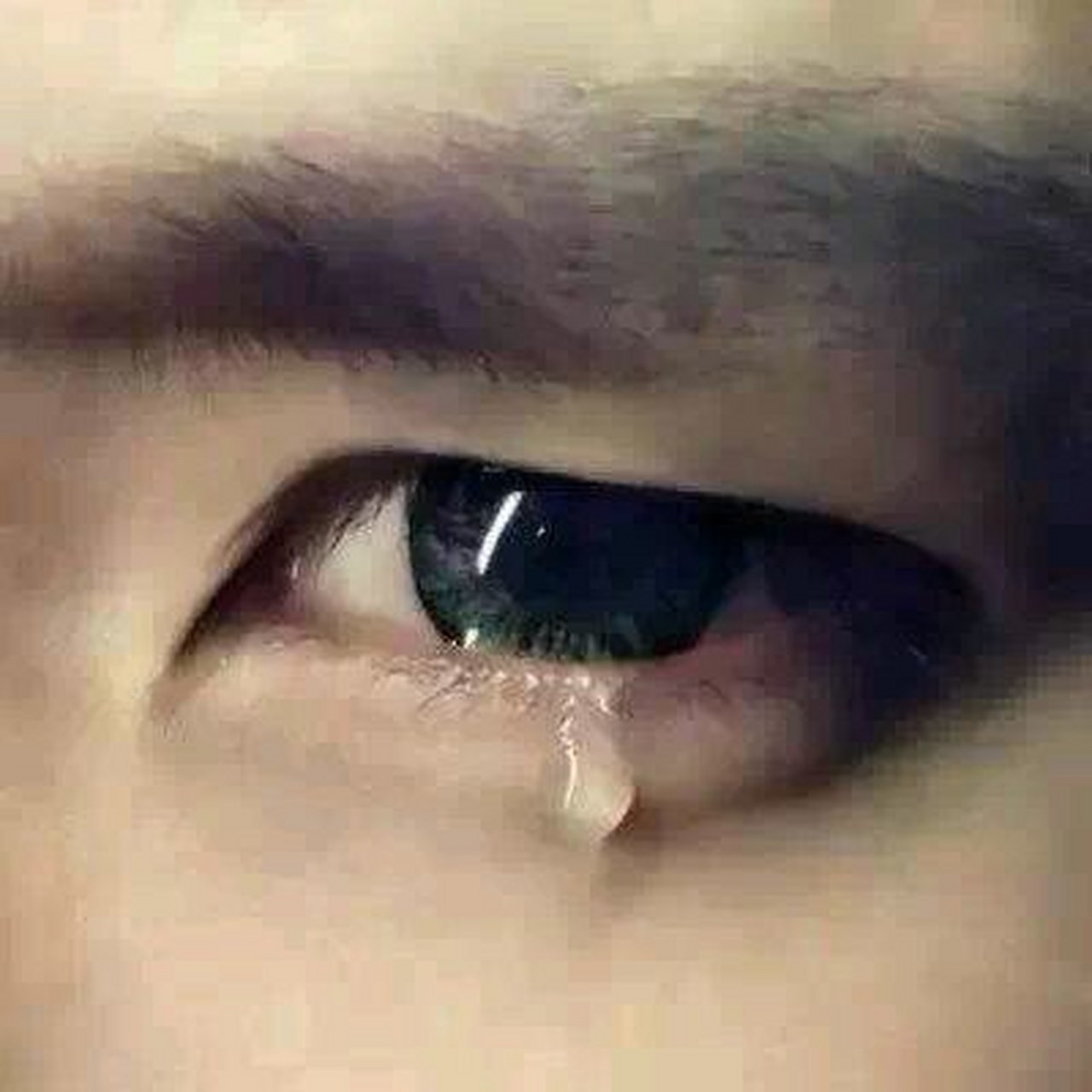 当一个男人大半夜还没睡,也不聊天,只是默默的刷着感同身受的视频时