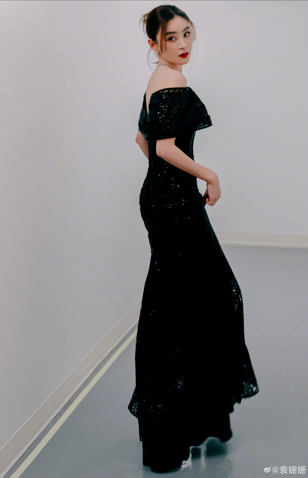 袁姗姗写真,一袭黑色礼裙,高贵优雅,妩媚动人