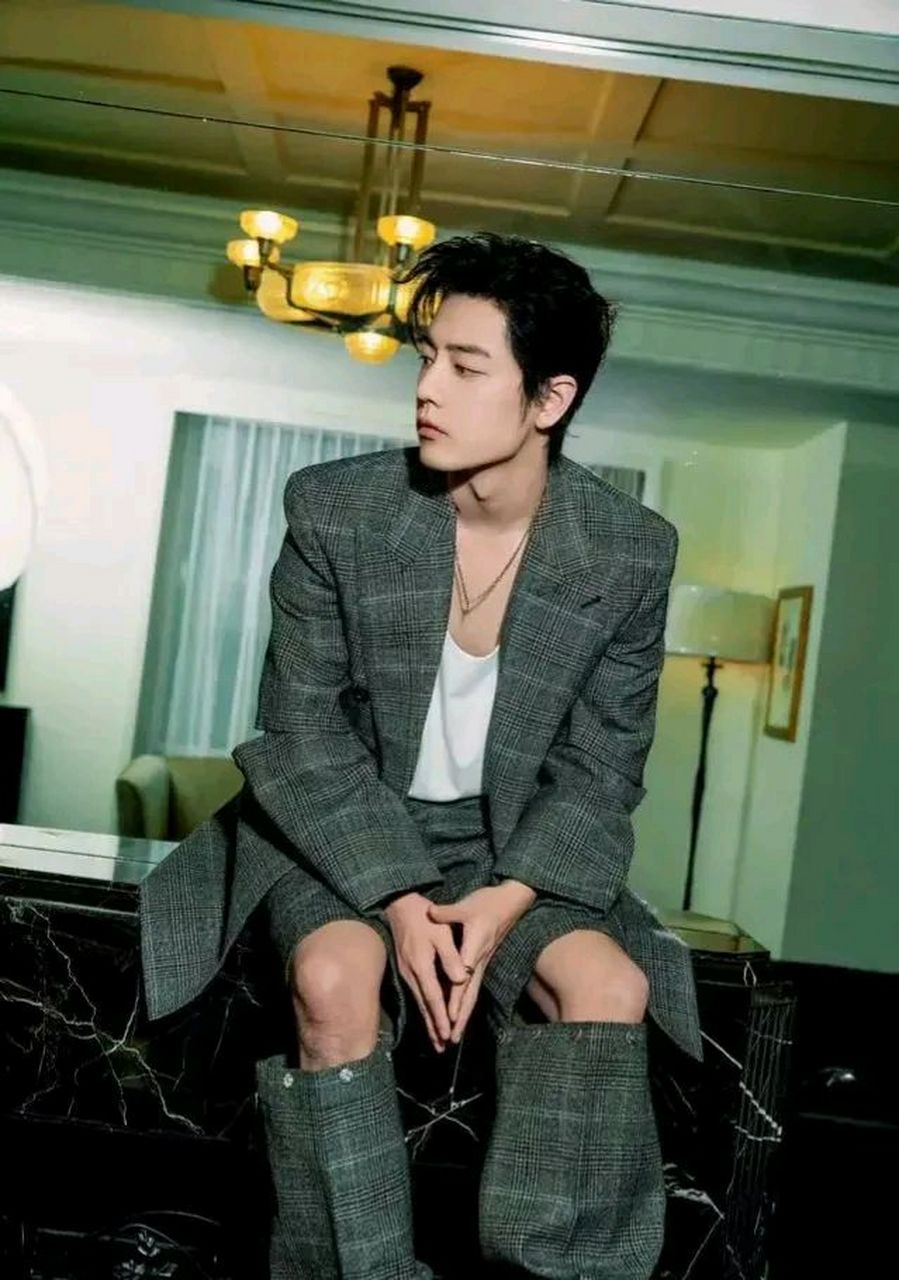 肖战这腿毛比脸还好看,挺有吸引力的 就问这个男人是如何将又奶又狼