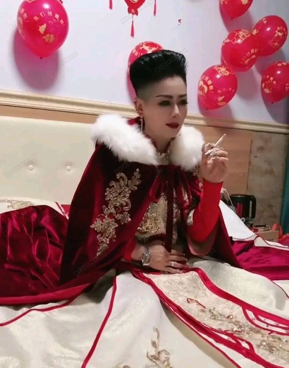 还有几桩生意没谈完,社会大姐抽时间结个婚!