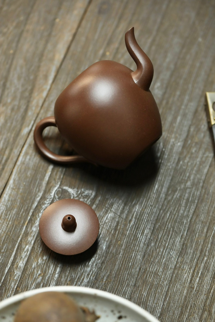 美人肩|一厂老紫泥|220cc|全手  美人肩壶,便是以美人而名,宛如古代女