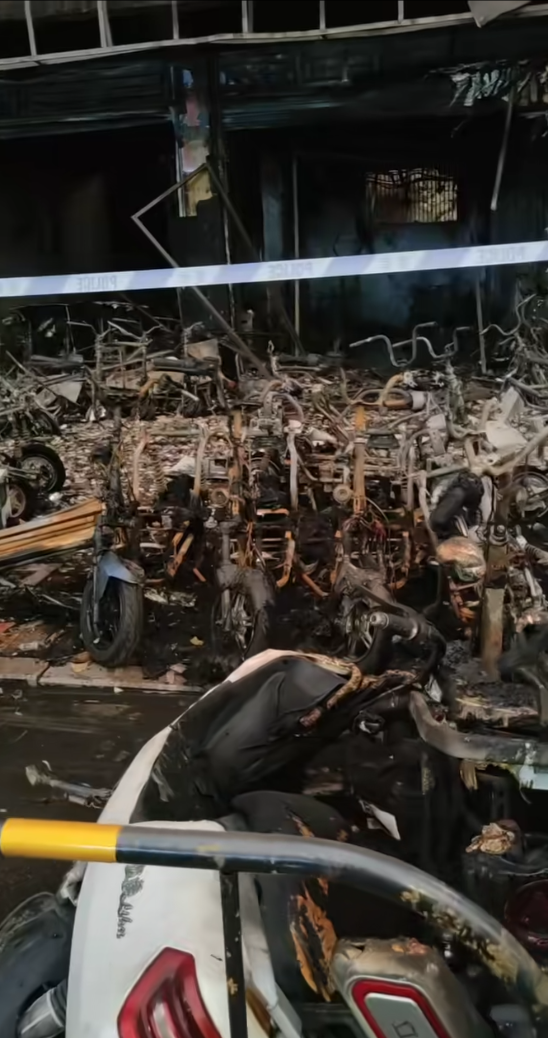 突发!广东揭西河婆温泉大道电动车起火,蔓延到旁边店铺
