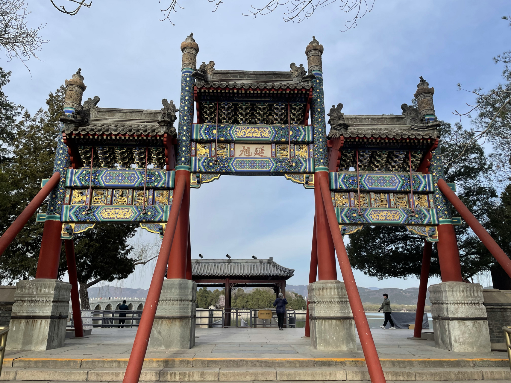 颐和园新建宫门牌楼,东面题额为"延旭",意为"迎接旭日".