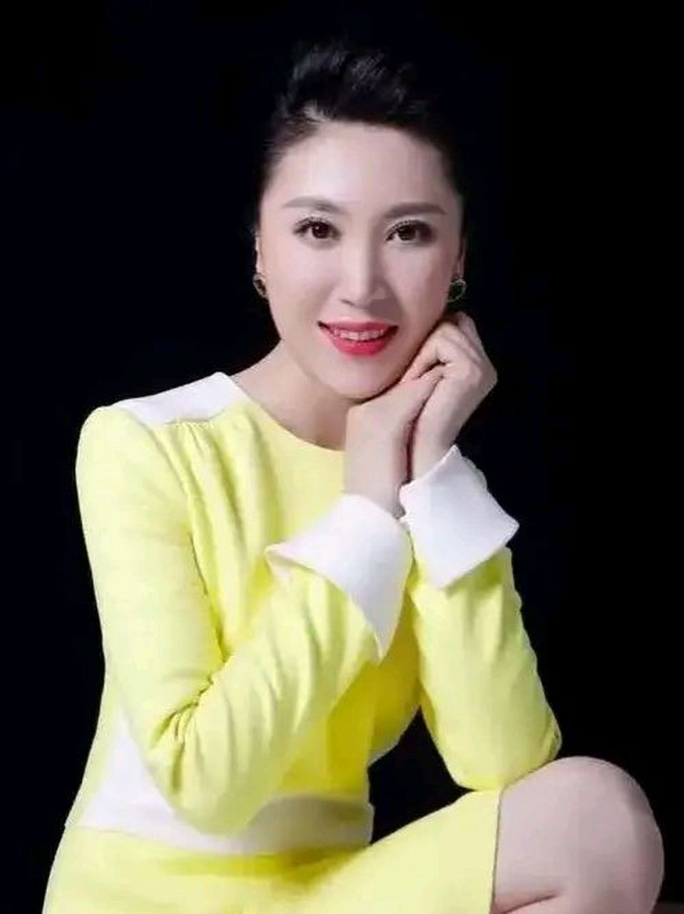 [鲜花][鲜花][鲜花] 伊泓远是中国内地民族唱法歌唱演员,她眼睛非常大