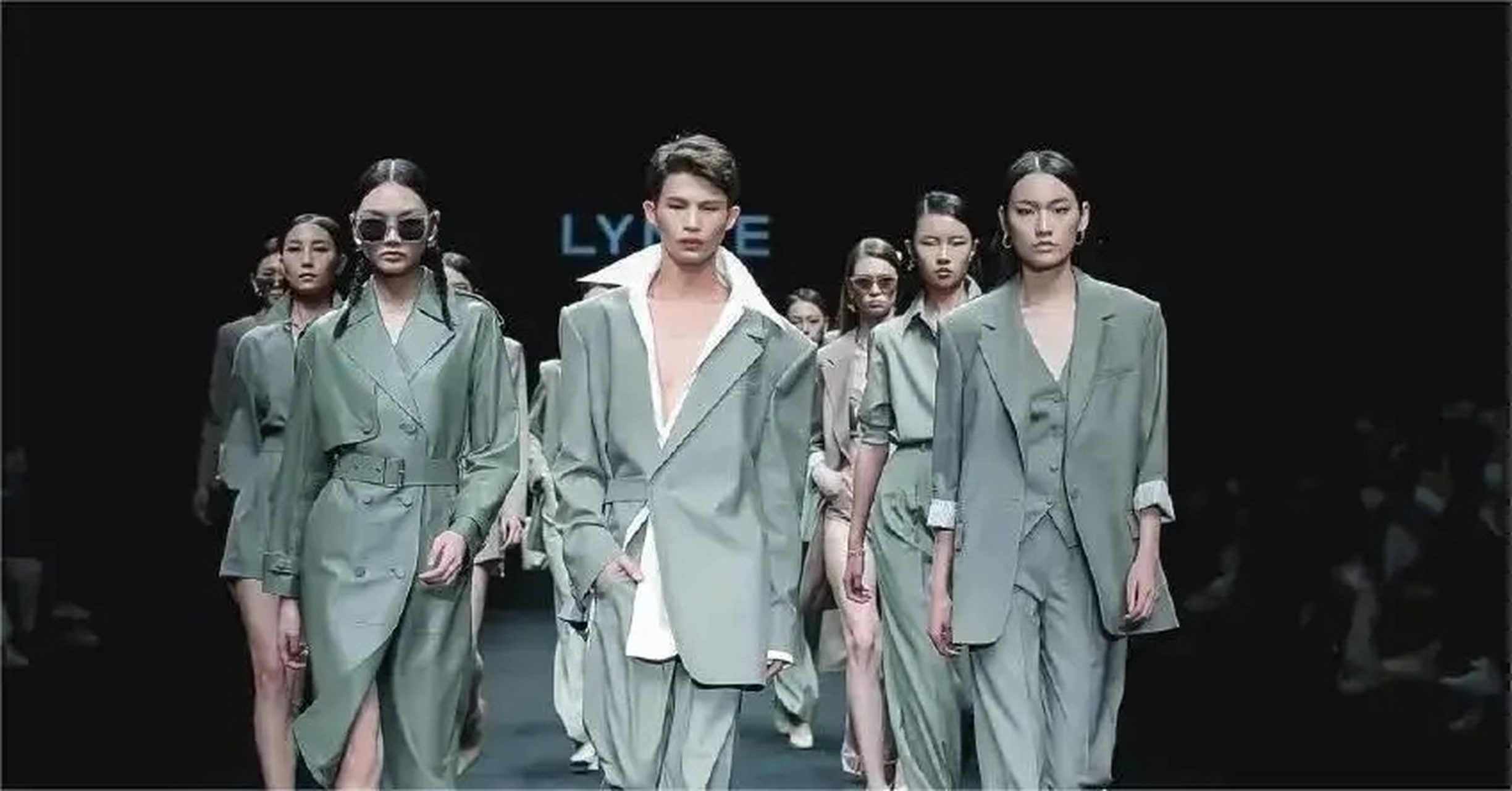 陆仙人登上巴黎时装周,台步不算完美,但气场全开,励志小青年