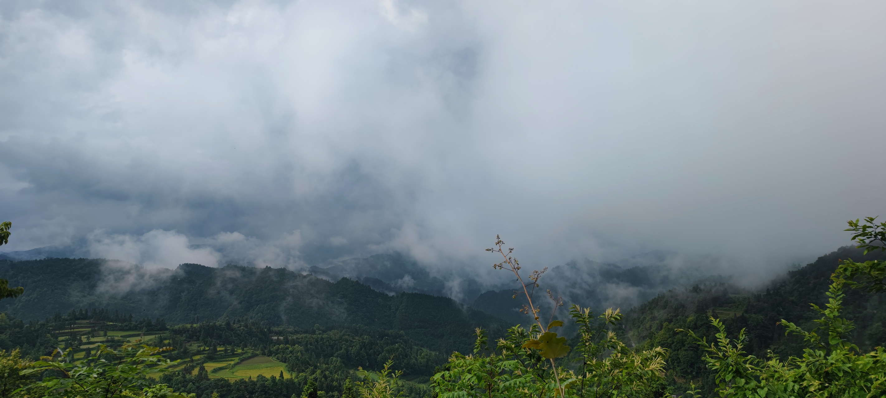 雨后山间图片