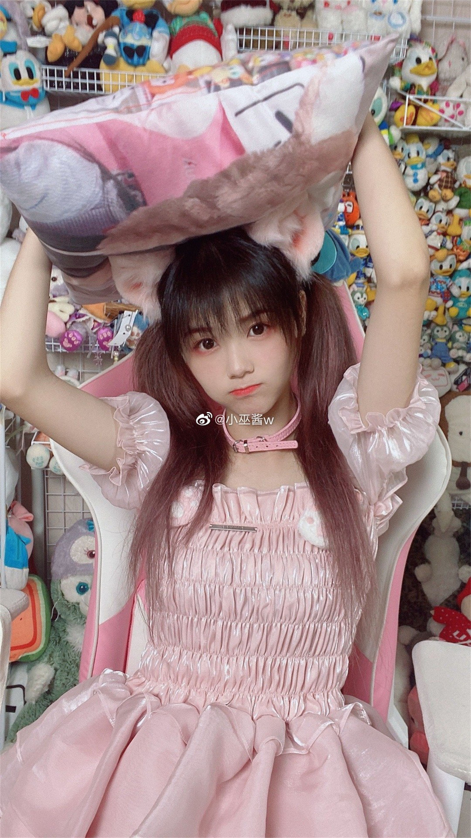 小巫酱w微博个人资料，小巫酱美丽的自拍欣赏