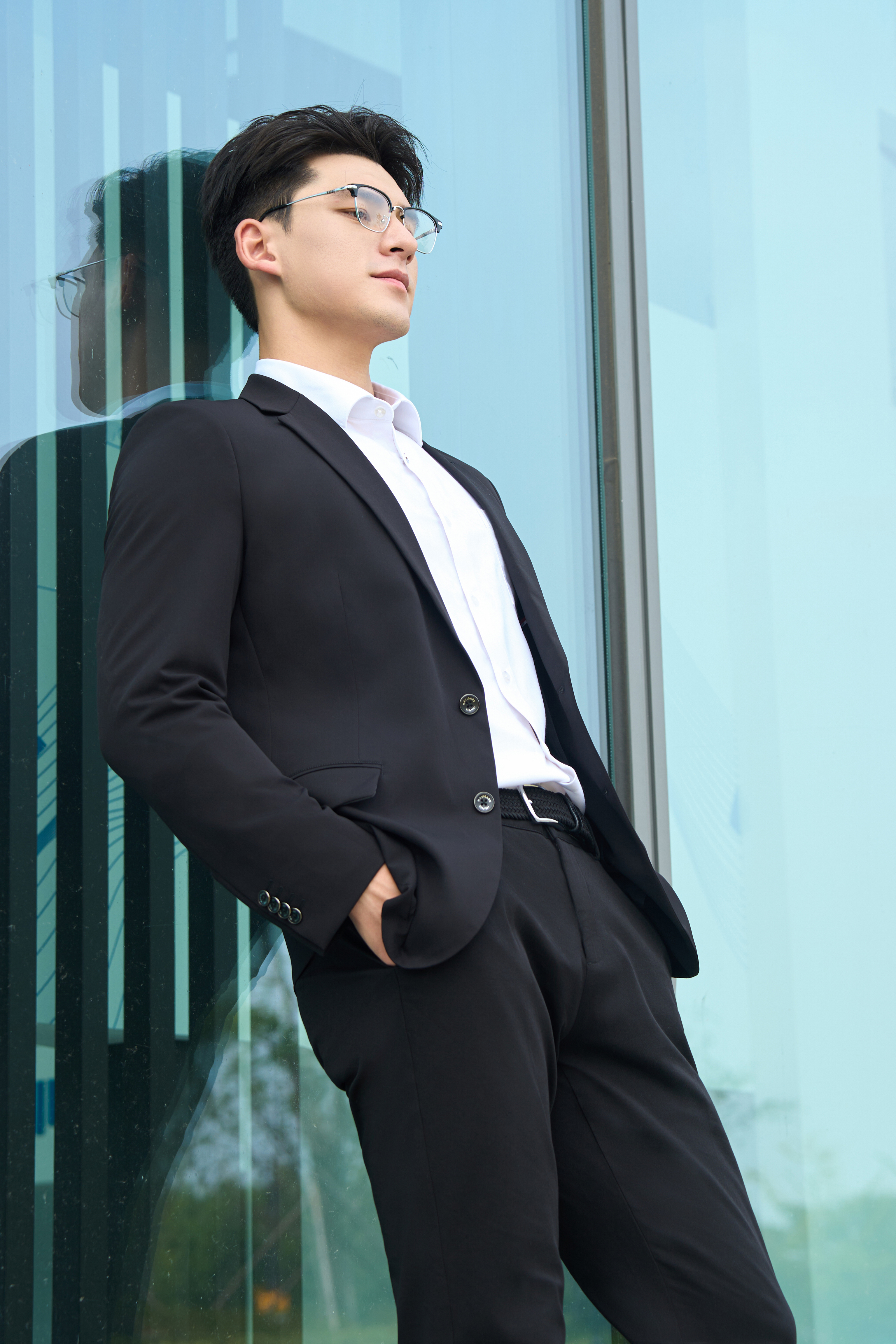 顺色搭配 走简约经典风格 舒适很实用 内搭衬衫扎进裤子里 气质更利落