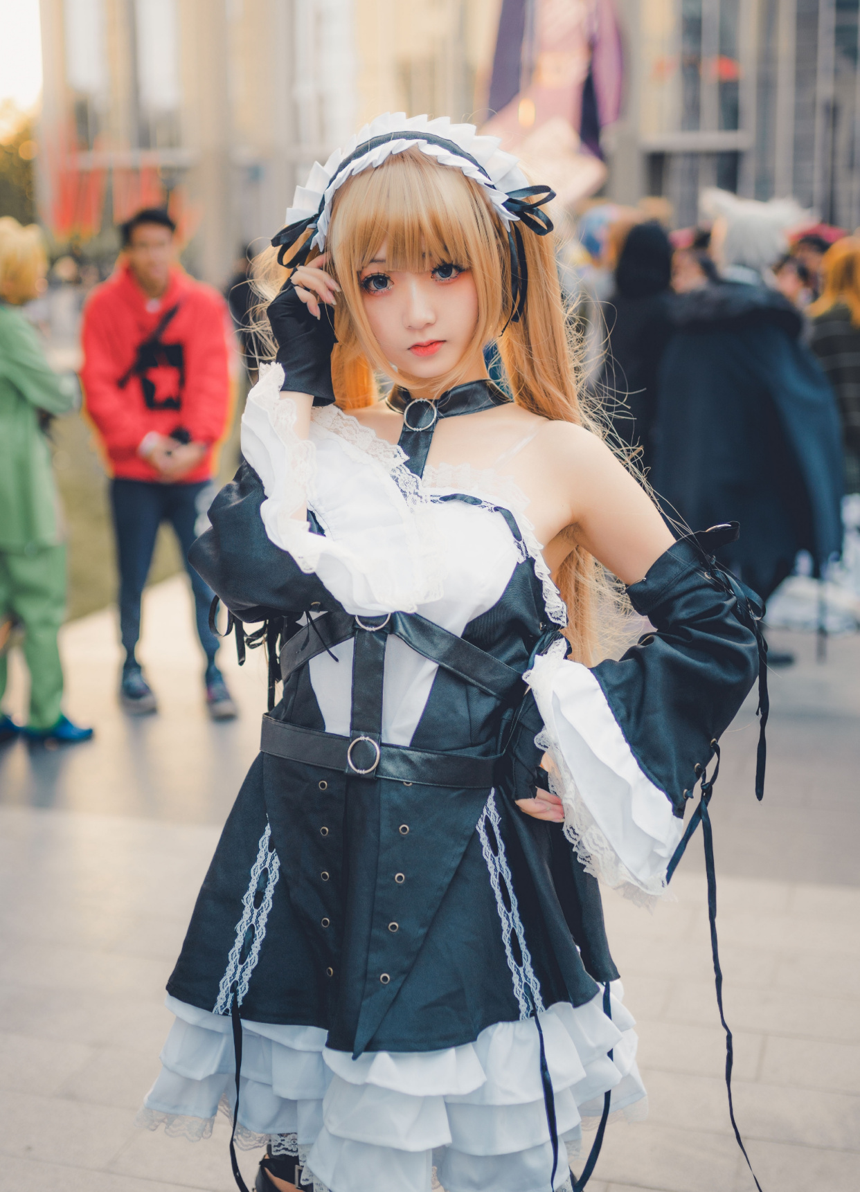 cosplay:金色双马尾的武装女仆,看着就能打,带回家特有安全感