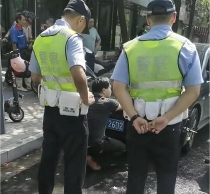 南通一辆三菱轿车贴日本731部队必胜车贴招摇过市,被网友举报