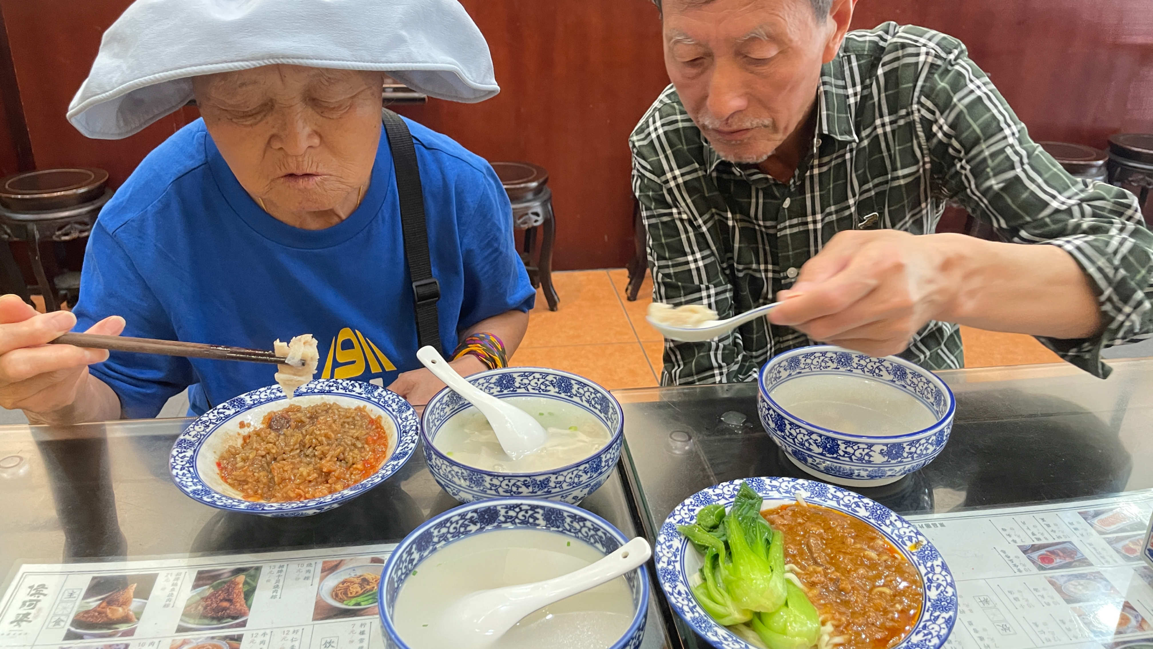 和爸妈在福建泉州去吃侯阿婆烧肉粽,消费57元,第一次品尝肉燕汤