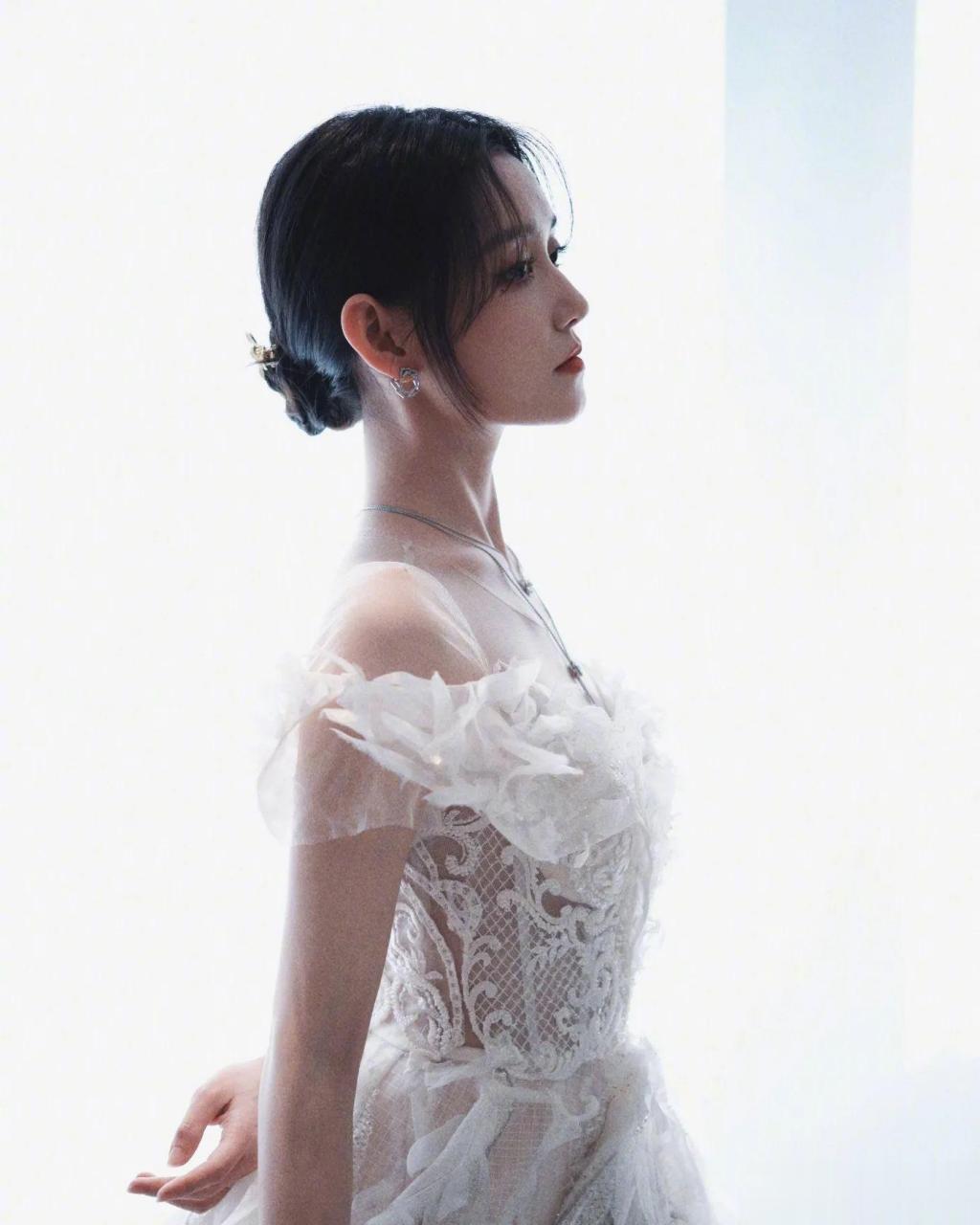 98哇哦,小仙女们有没有被蒋依依这一袭白色抹胸礼服裙给美到呢?