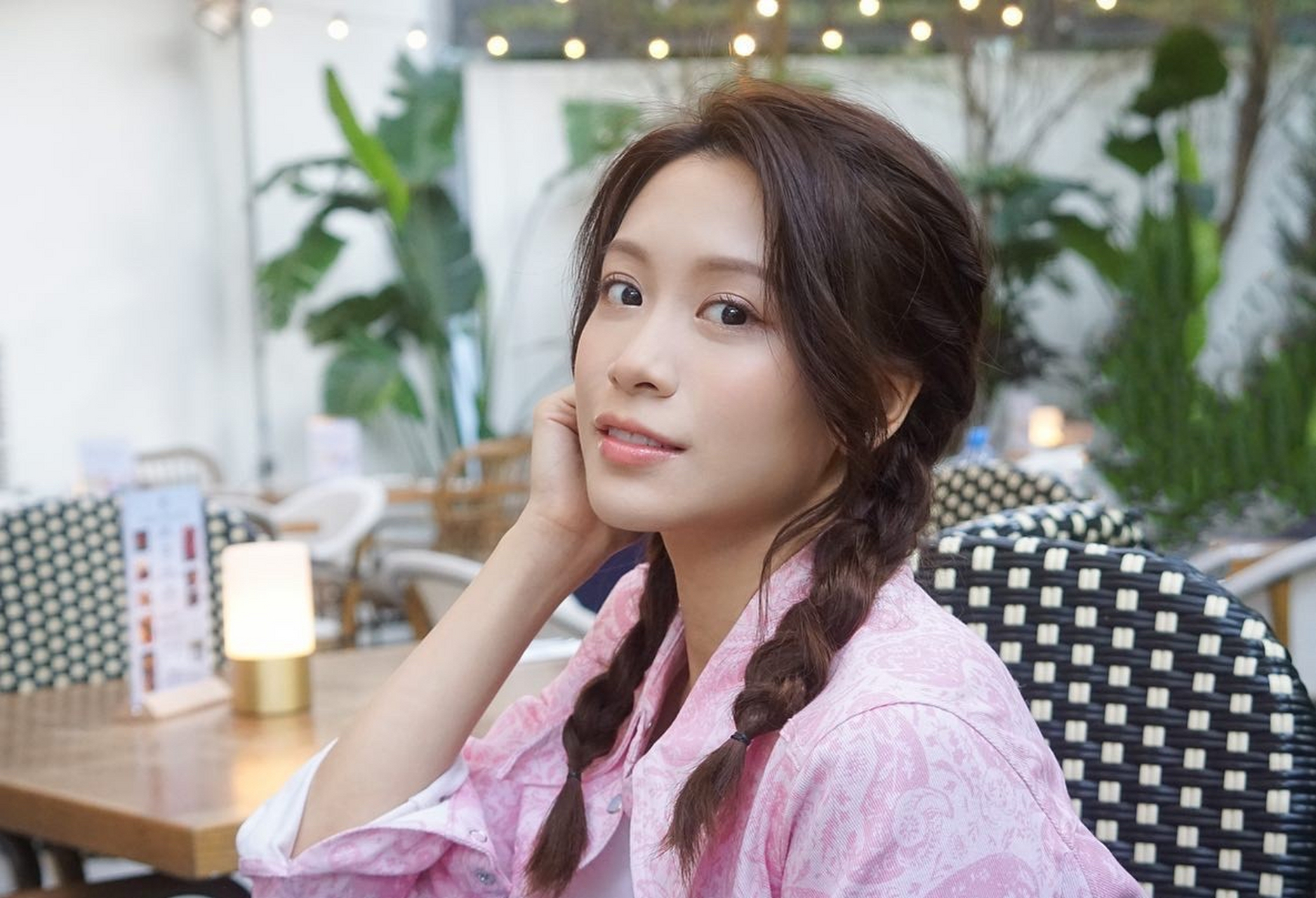 香港富豪李泽楷的女友郭嘉文的近照,长得很有气质,这辈子都不愁生活了