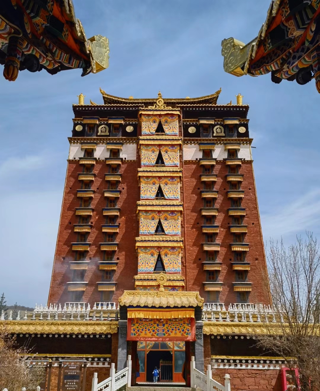 在安多合作寺院的米拉日巴佛阁,每年都吸引着无数的游客和朝圣者