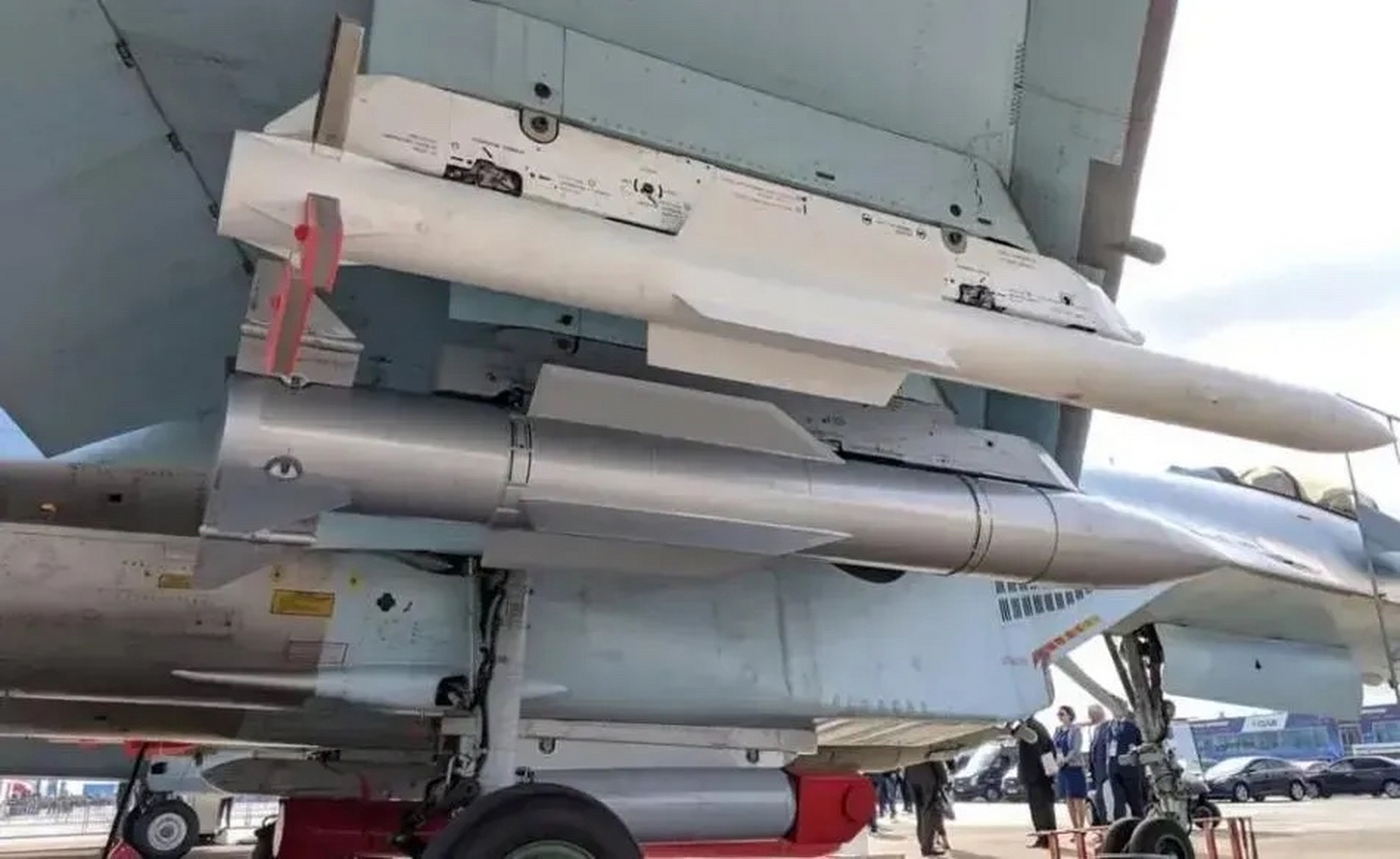 我国的歼16可以挂载霹雳17超远程巨型空空导弹啦!