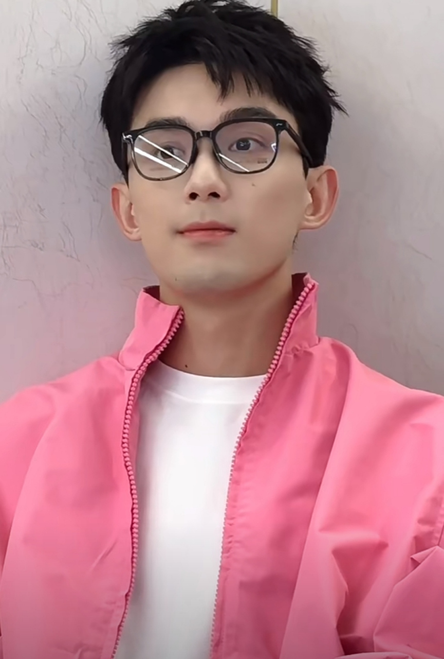 吴磊尝试粉红外套,男生很少穿饱和度这么高的颜色,磊子却展示出来一种