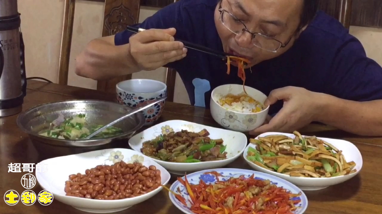 尖椒炒肉+韭菜炒豆干,华姐亲自切丝!九碗土到家的超哥吃得欢