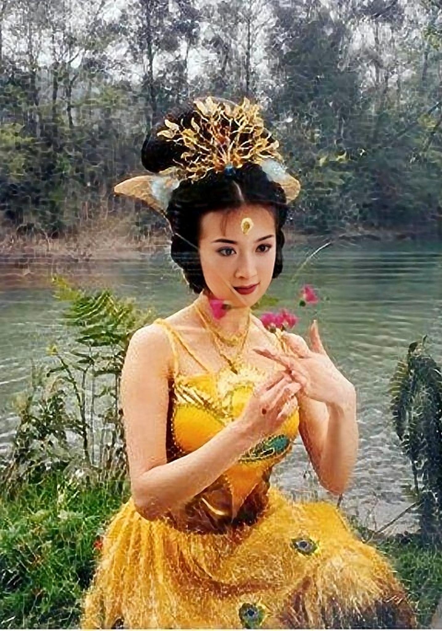 年轻时的金巧巧有着一张俏丽的脸庞和完美的身材