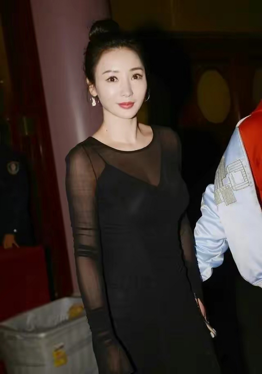 柳岩身材丰满还很敢穿,透视连衣裙配丸子头,半露不露最撩人