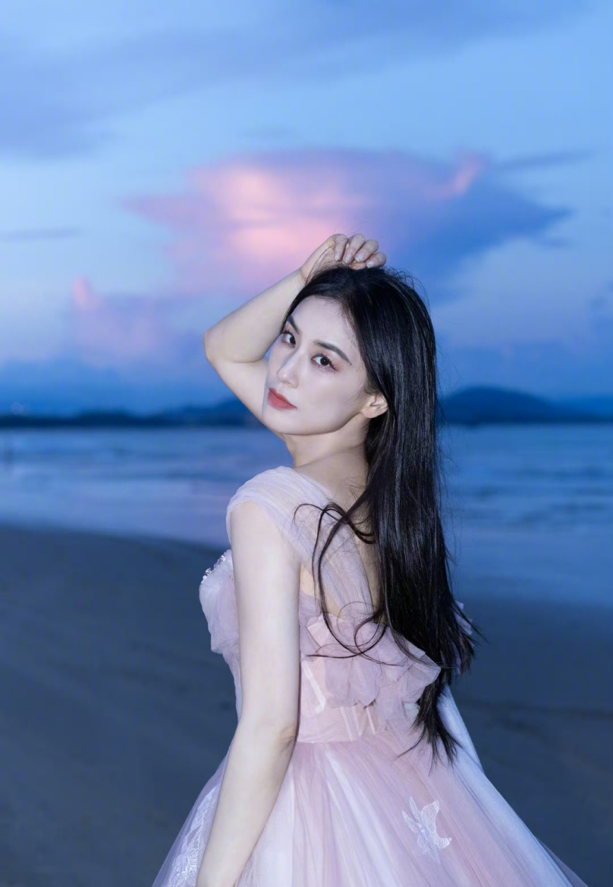 黄圣依晒照疑似回应怀3胎  今日黄圣依在微博晒出海边美照,网友纷纷