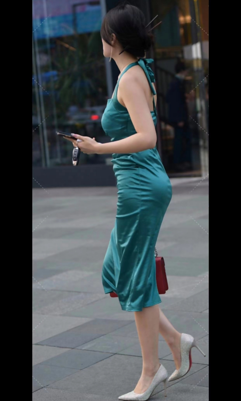 街拍背影,微胖白富美,前凸后翘的身材,让人过目不忘!