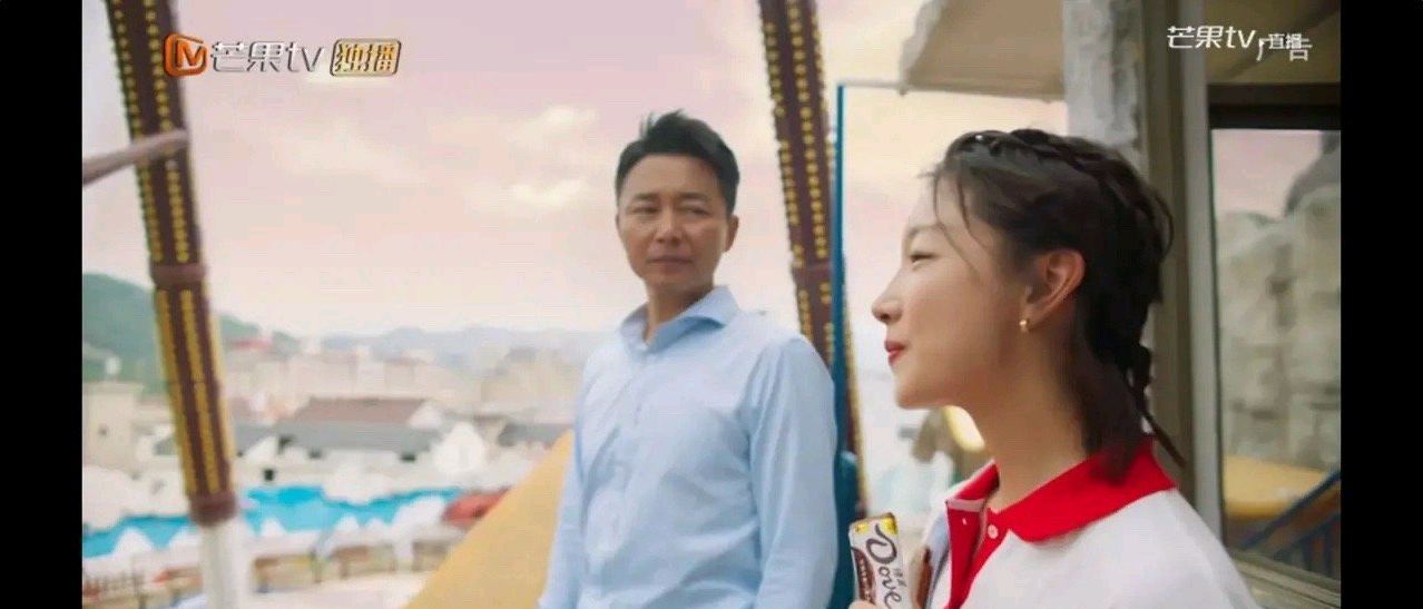 周冬雨和刘奕君合拍的德芙广告?完全不明白广告想表达的创意