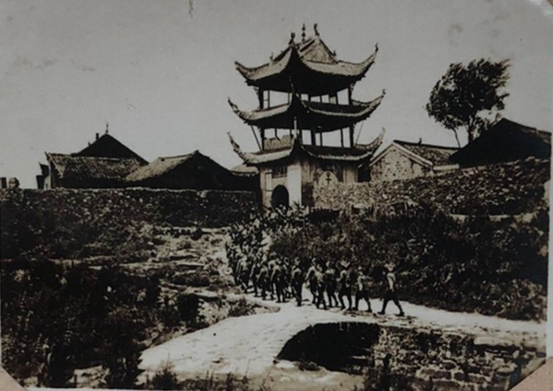 民国抗战时期～湖北广水马坪东门城楼～田间水车原版老照片.