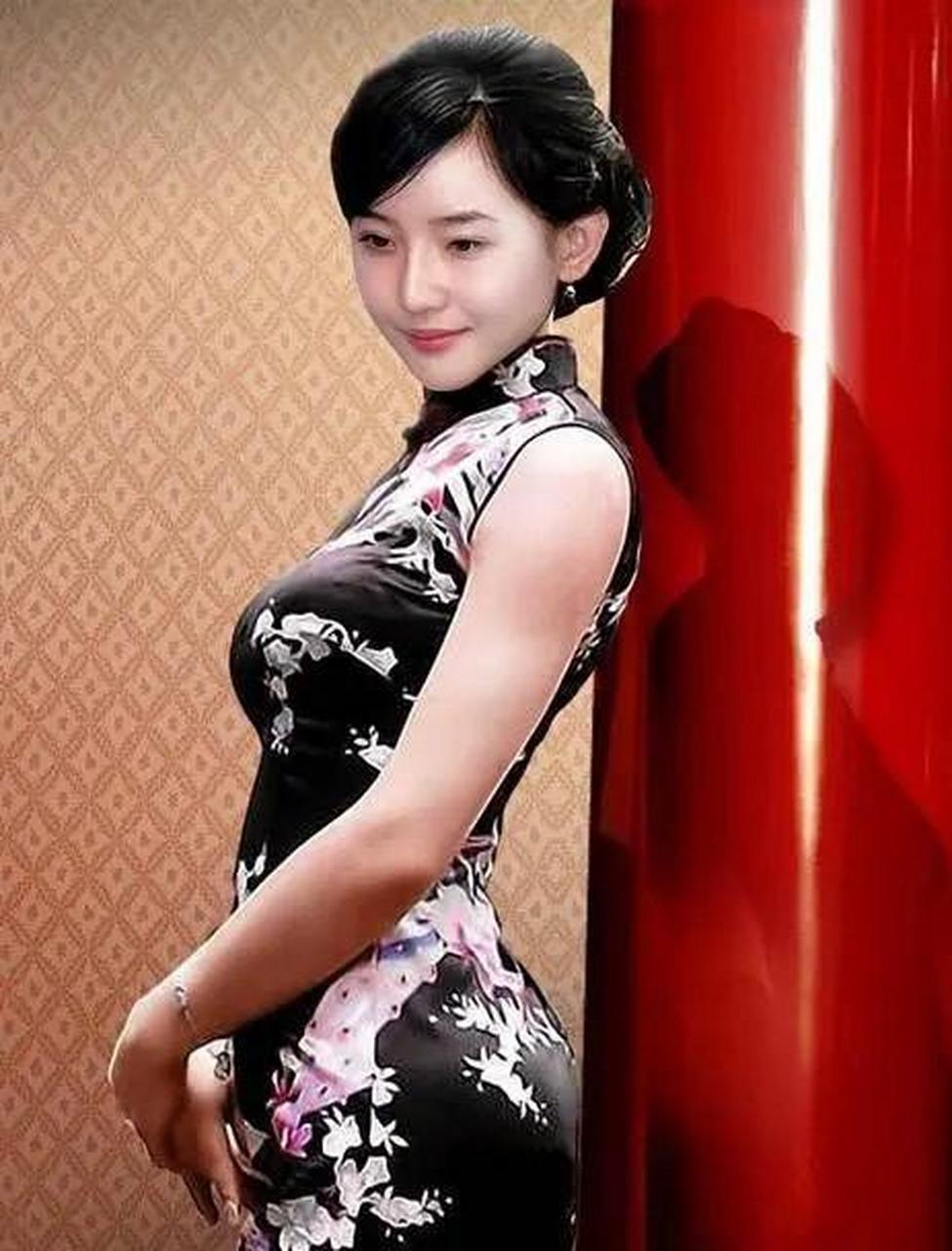 贾平凹平生两大爱好,女人和茅台,酒桌上,一个水蜜桃一般的美女含情