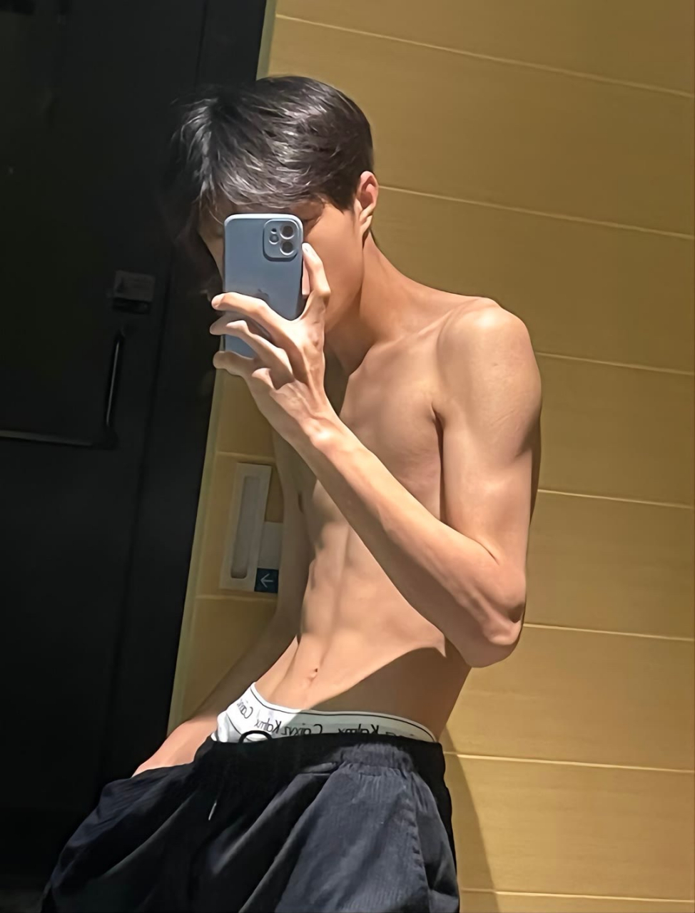 最近太瘦了,要多喝牛奶才行#腹肌男孩