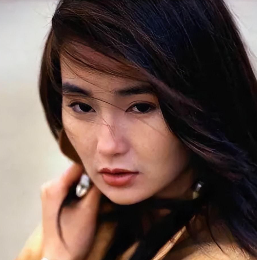 张曼玉现状,独居贫民区,曾有数十个男友,网友:恋爱脑的下场