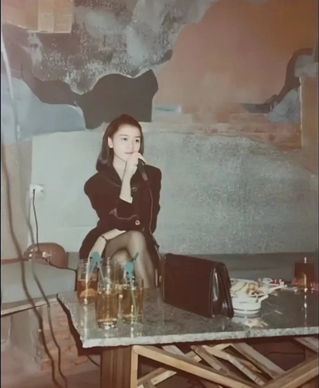 1995年,深圳蛇口工业区icon的 ktv 内,一位女性正在 k 歌,这一幕被