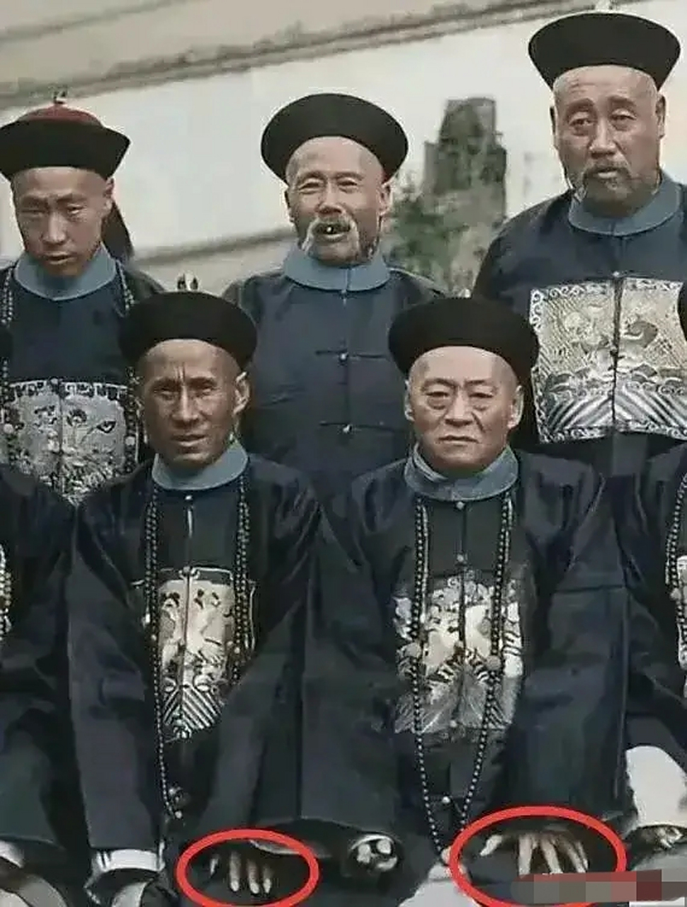 这张老照片拍摄于1886年,是五名清朝官员的合影.