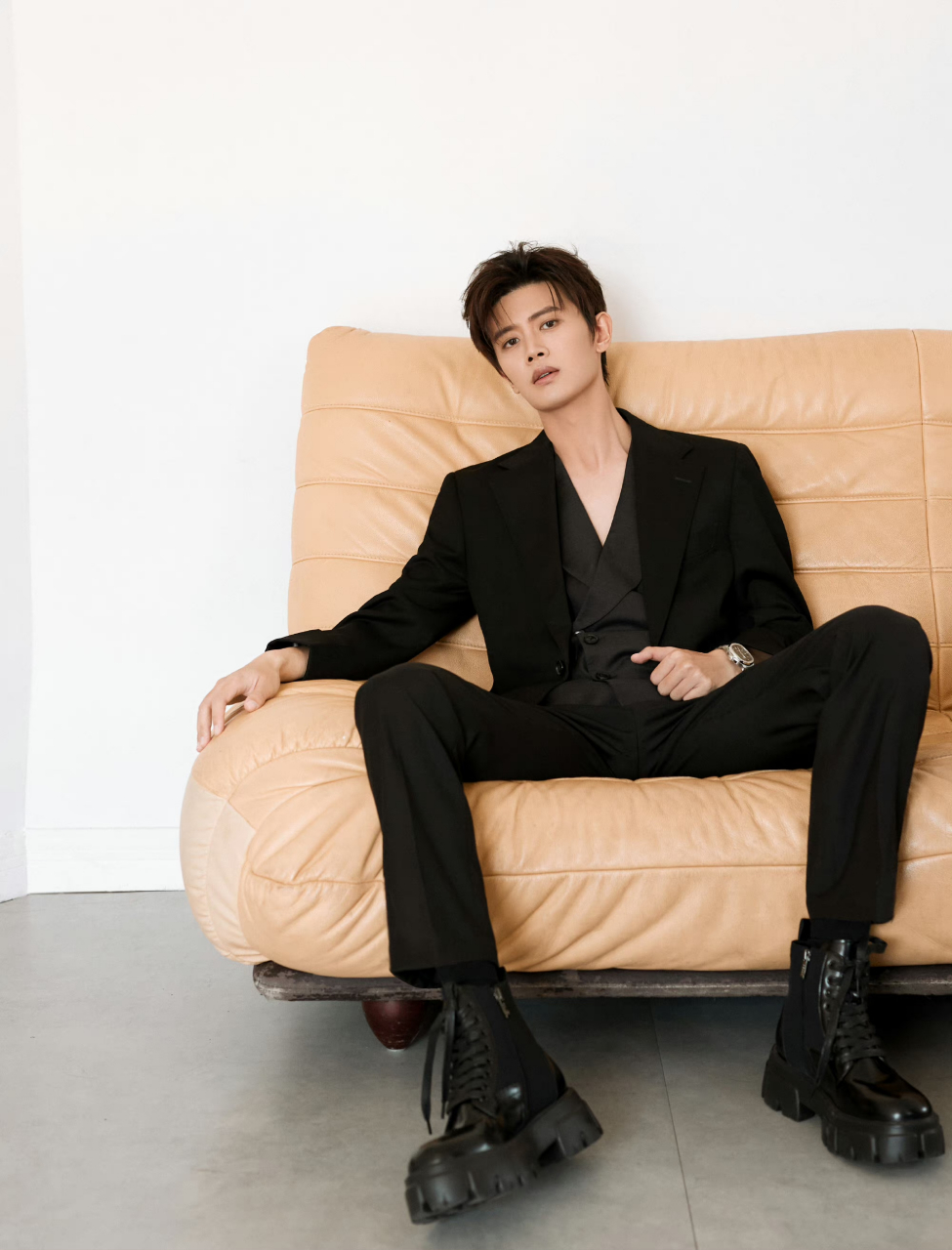 任嘉伦穿深v了# 任嘉伦今日活动穿了深v西装,嘶哈嘶哈[舔屏] 67