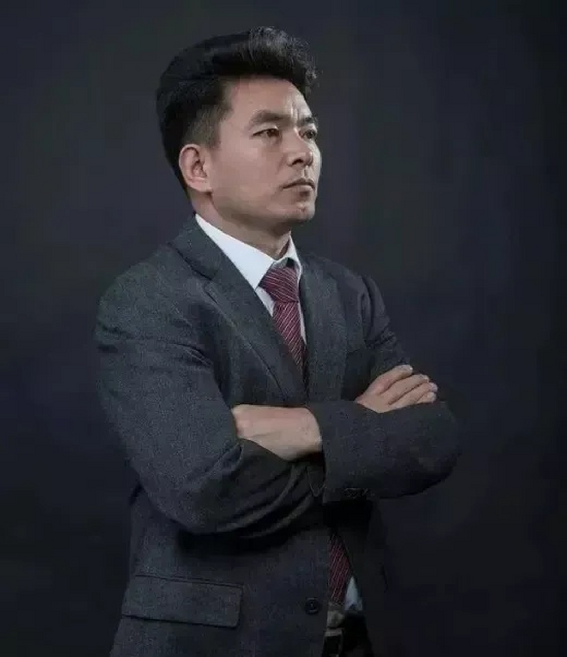 邓伟明:1968年出生于湖南邵东,毕业于山西科技大学,后获得清华大学