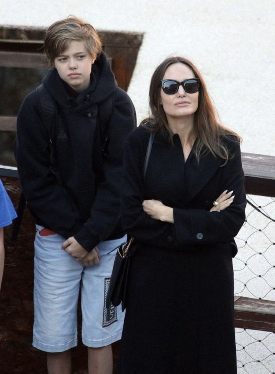 朱莉和皮特的女儿希洛,从小就是短头发假小子造型,现在头发更短了,竟