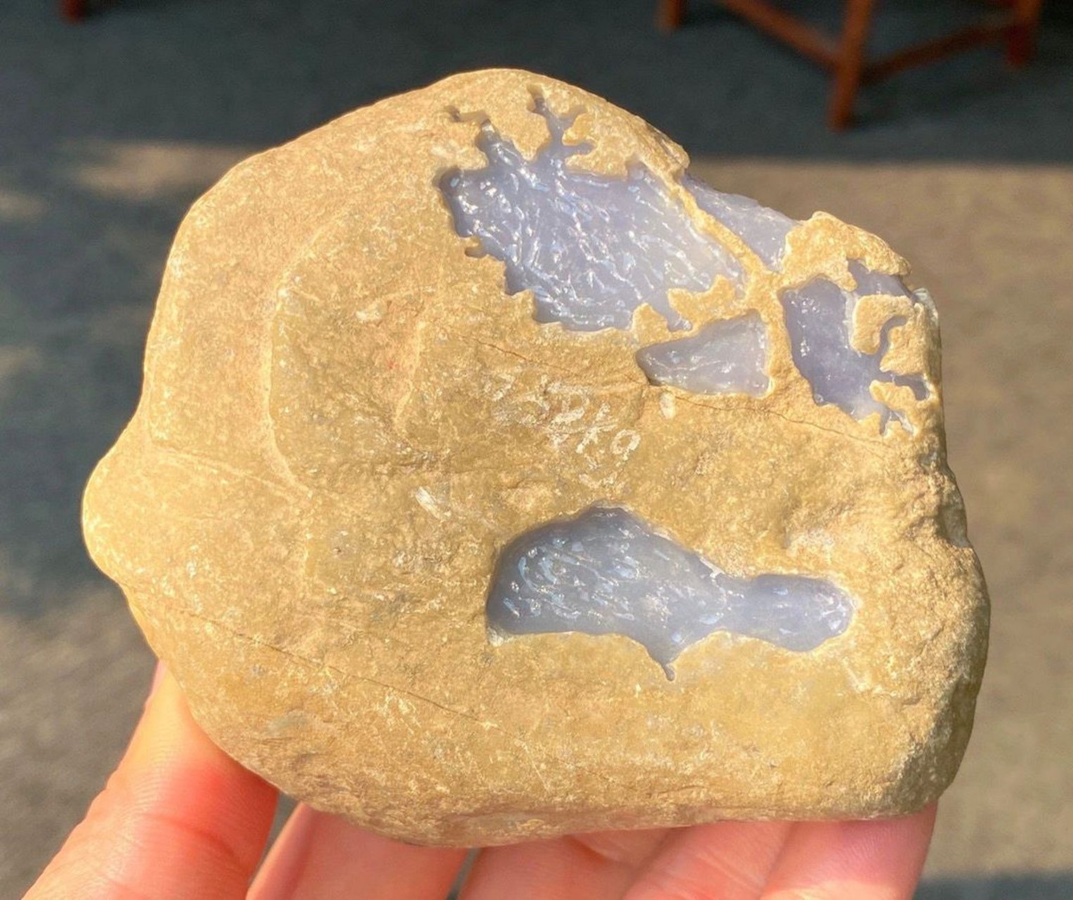 翡翠原石# #点击头像看直播# 水翻沙冰种紫罗兰,560克,尺寸:10-8.