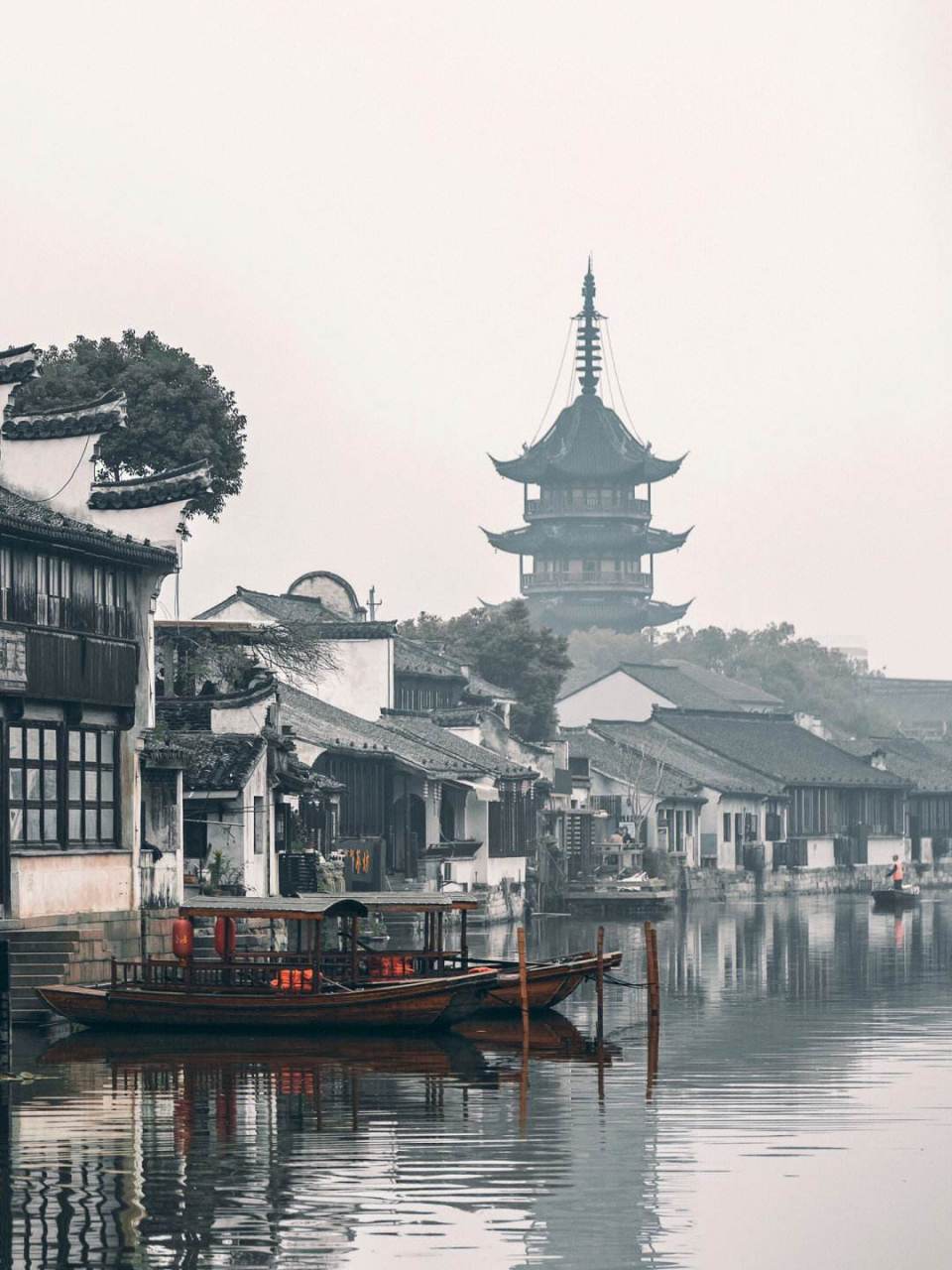 盛泽镇位于江苏省的最南端,是富饶的沪宁杭金三角中心,东连上海,西濒