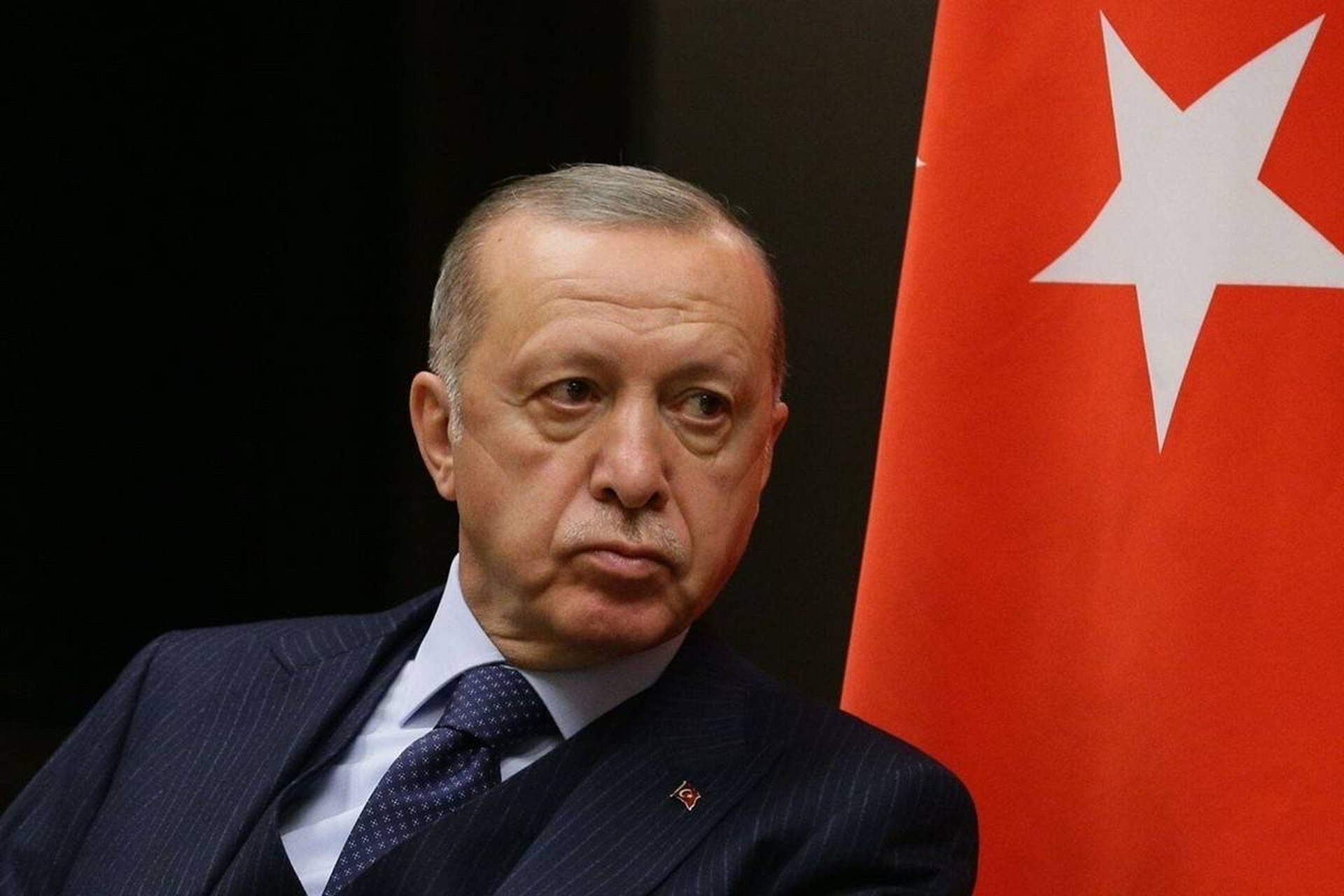 埃苏丹采访中突感不适  据苏丹本人所说,他是因为胃痛.